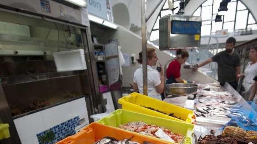 Puestos de pescado en el mercado de San Agustín.