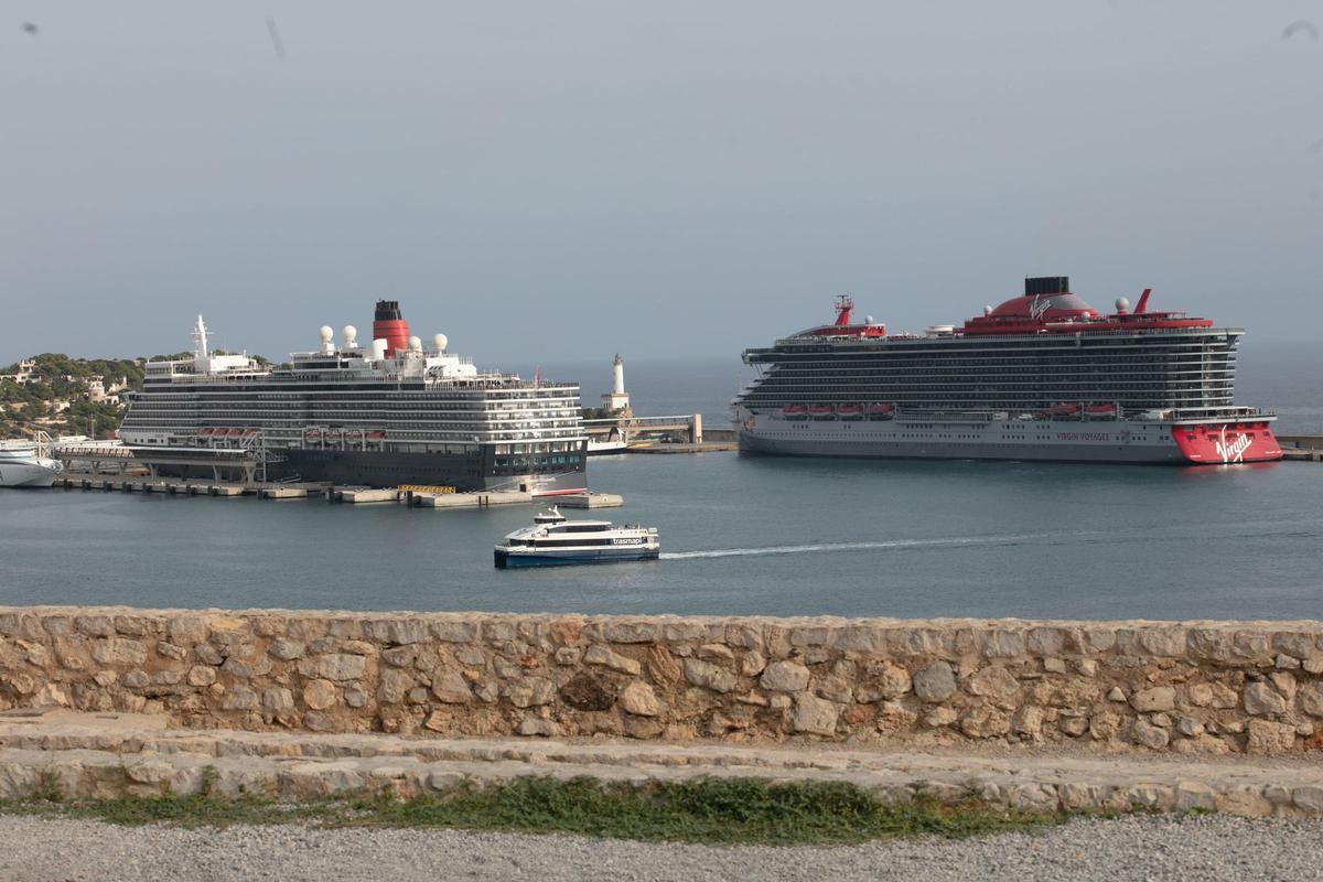 Dos cruceros el pasado octubre en el puerto de Ibiza.