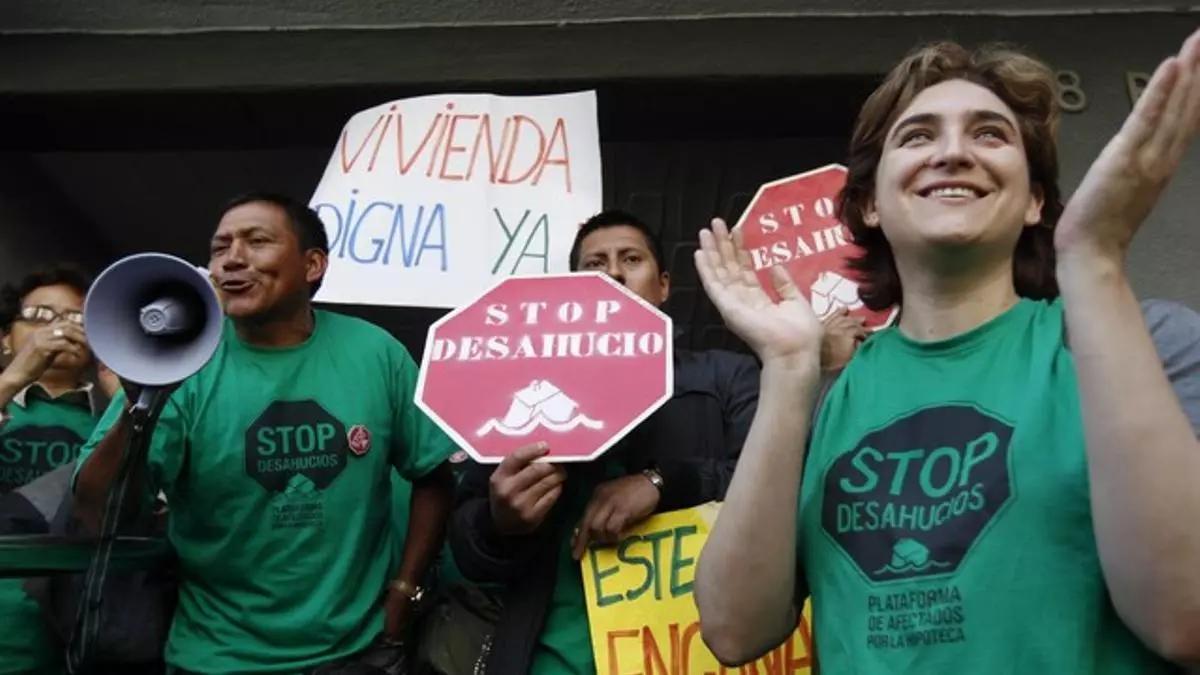 En primer plano, Ada Colau, exalcaldesa de Barcelona, durante una manifestación de la plataforma Stop Desahucios en 2012