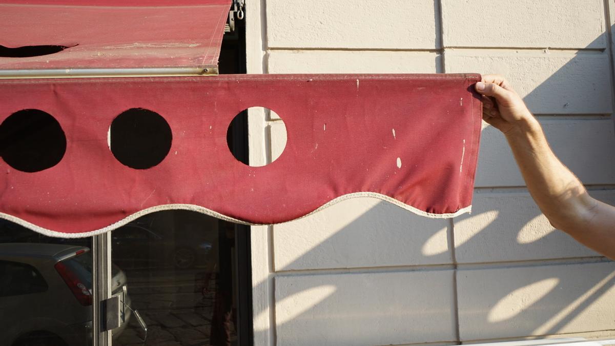 Uno de los toldos intervenidos por LUCE para la muestra de Milán.
