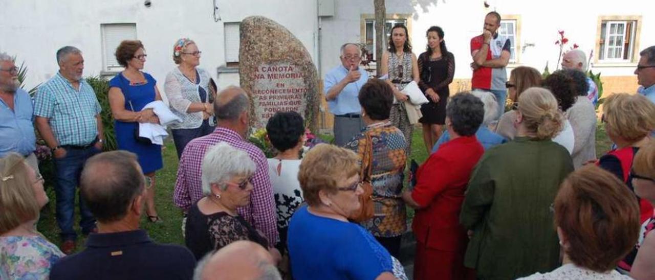 Asistentes a los actos de ayer en el barrio. // Santos Álvarez