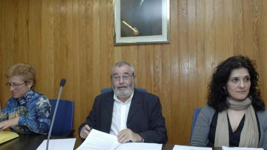 La secretaria municipal, a la izquierda, y la interventora, junto al alcalde de Cambre. / fran martínez