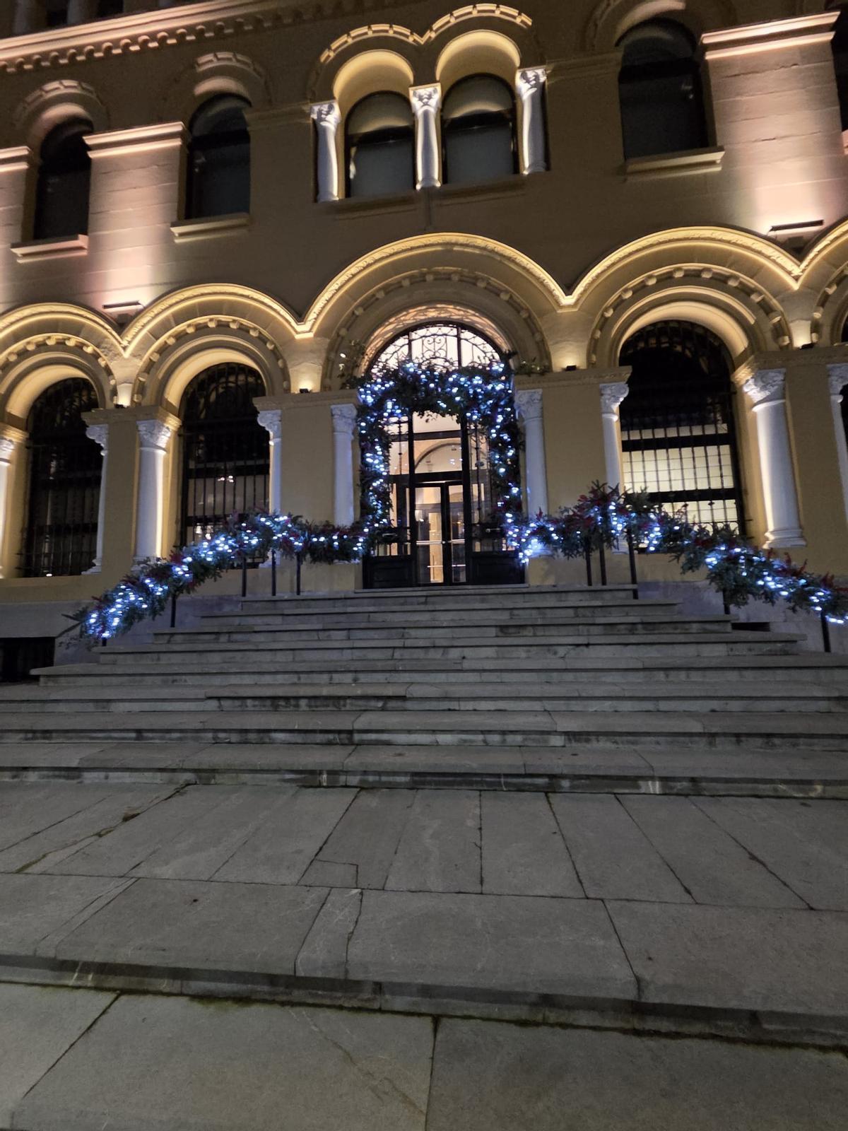 Entrada a Presidencia, en modo navideño.