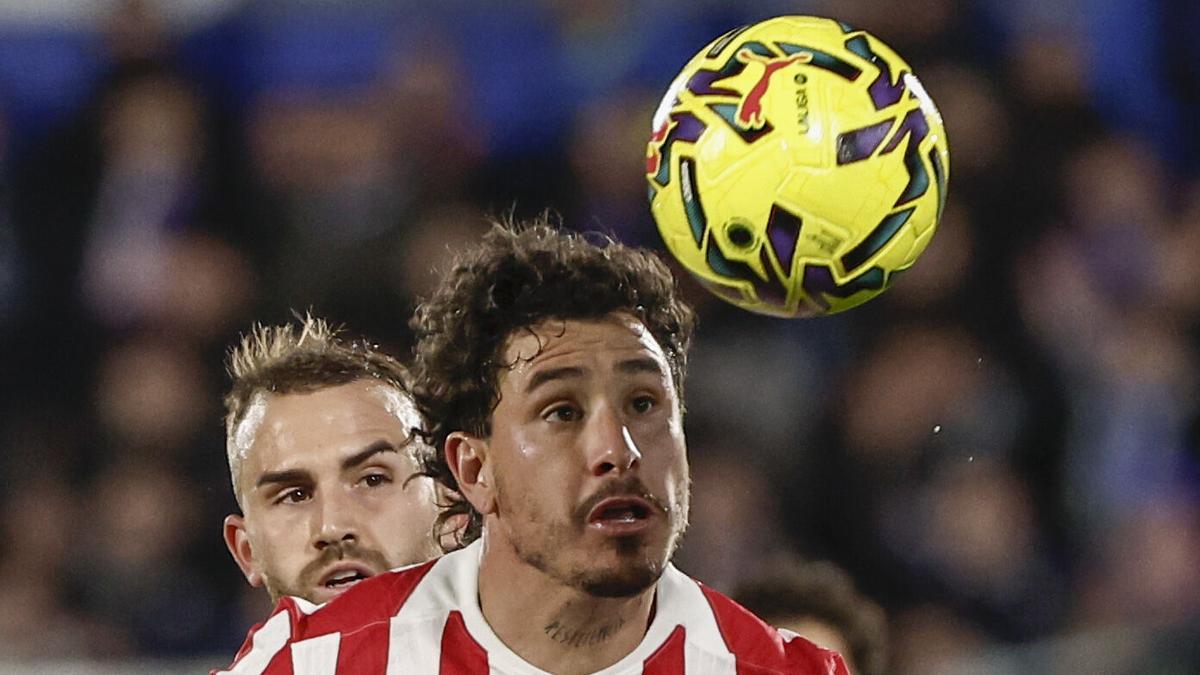 El defensa del Atlético de Madrid José Giménez, contra Mayoral