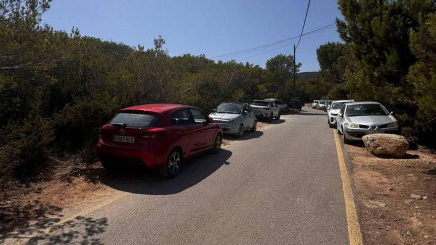 Coches aparcados en diferentes puntos de la calle es Figueral este fin de semana.