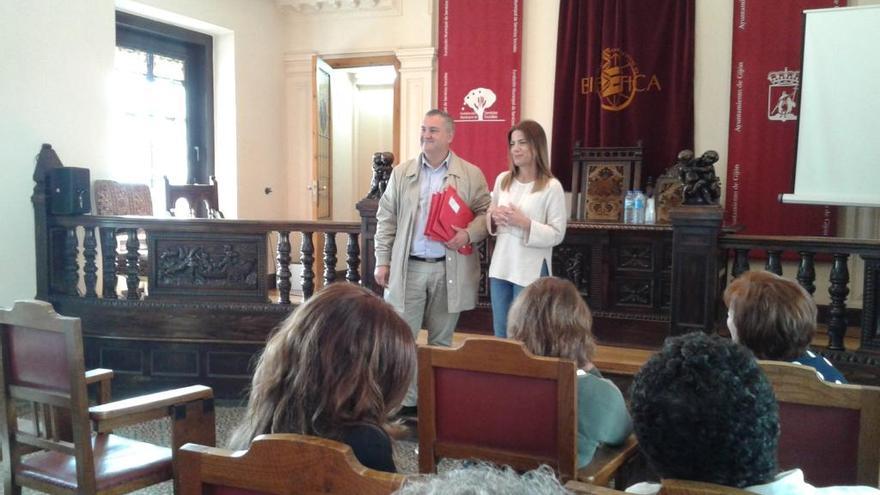 Fermín Bravo, de Vipasa, y Eva Illán, concejala de Bienestar Social, con las llaves de las casas.