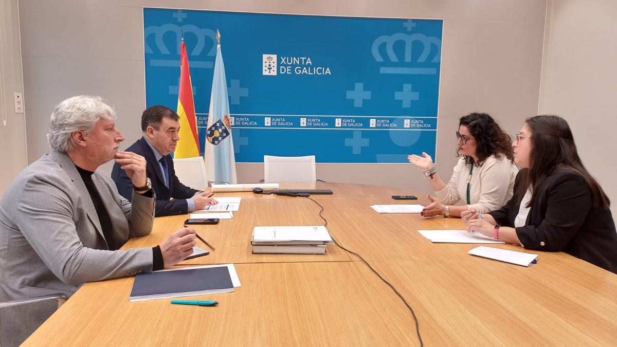 Manuel Vila, por la izquierda, en la reunión con Román Rodríguez, Lucía Calvo y María Vázquez