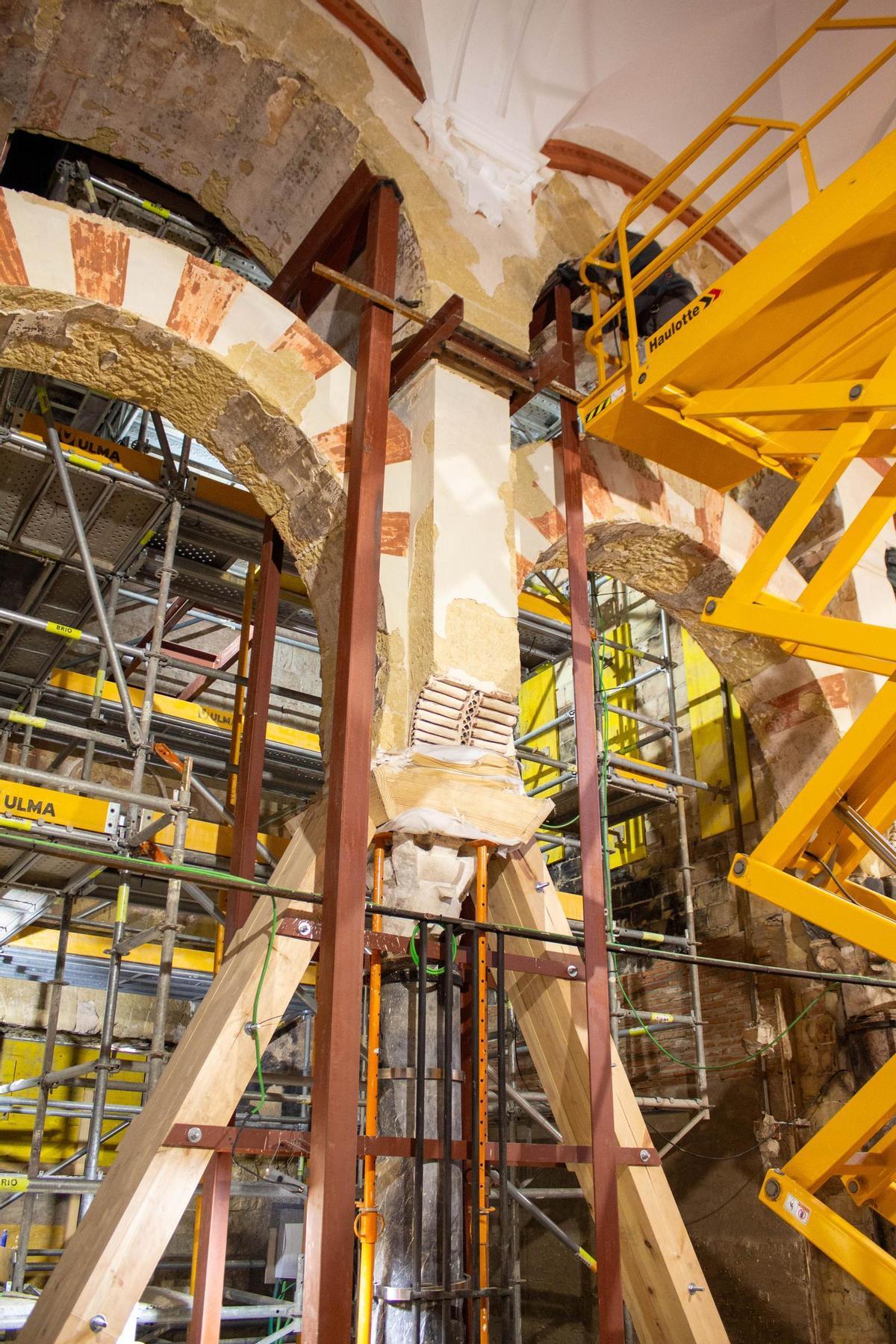 Trabajos de un equipo de especialistas sobre la zona en la que se acometerá la segunda parte del proyecto de restauración de la Mezquita-Catedral de Córdoba, tras el incendio de agosto de 2025.