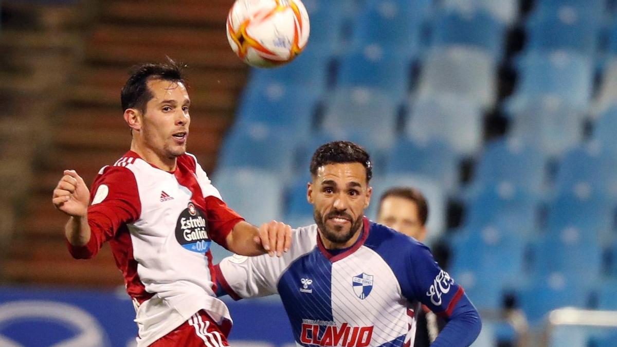 Augusto Solari, salta de cabeza en el encuentro entre el CD Ebro y el Real Club Celta de Vigo.