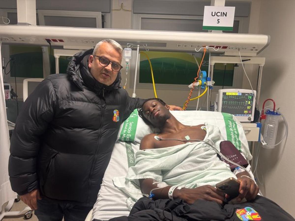 El presidente del Moralo, Horacio López, junto al jugador en el hospital Campo Arañuelo.