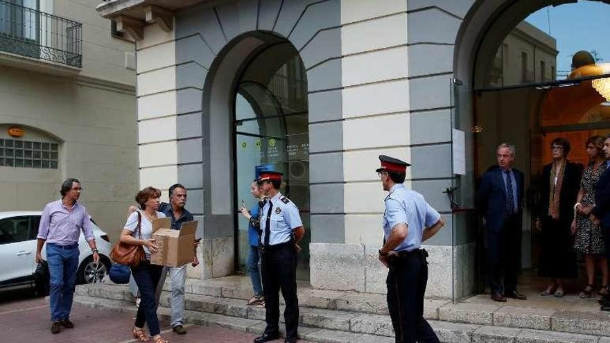 El equipo forense entra en el teatro museo de Figueras. // Efe