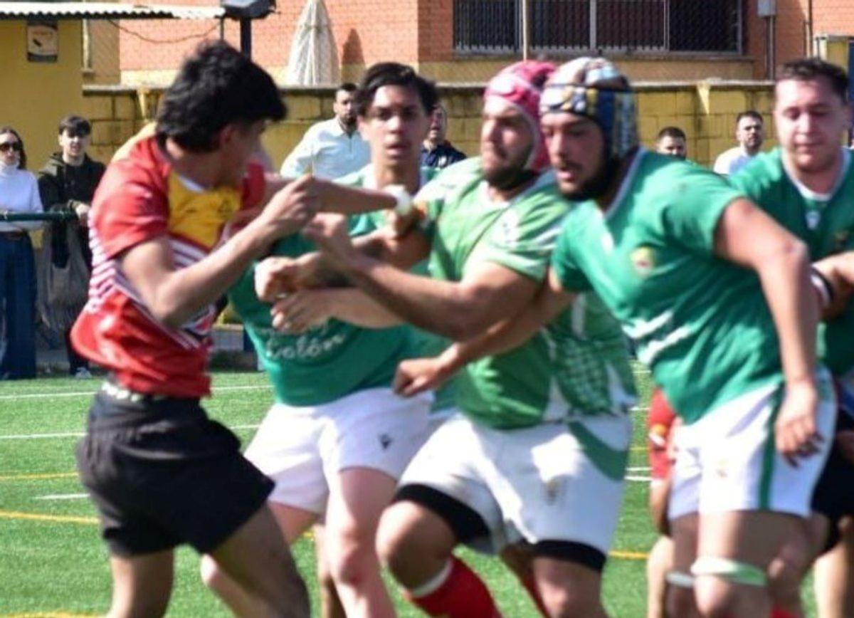 Varios jugadores del CR San Jerónimo se dirigen a uno del club cordobés.