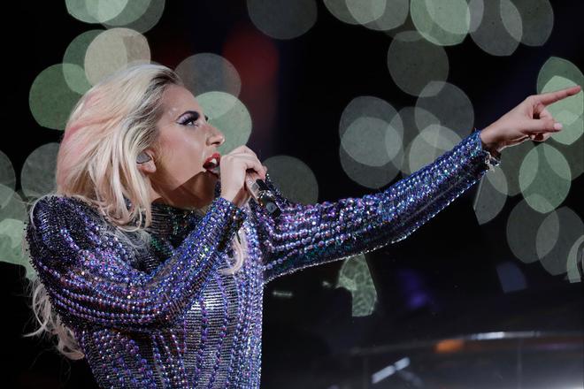 Lady Gaga con boy de Atelier Versace en la final de la Super Bowl 2017