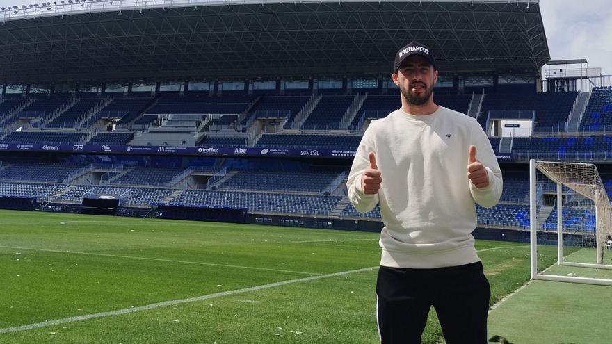 Carlos Puga, lateral derecho del Málaga CF, posa para La Opinión en La Rosaleda.