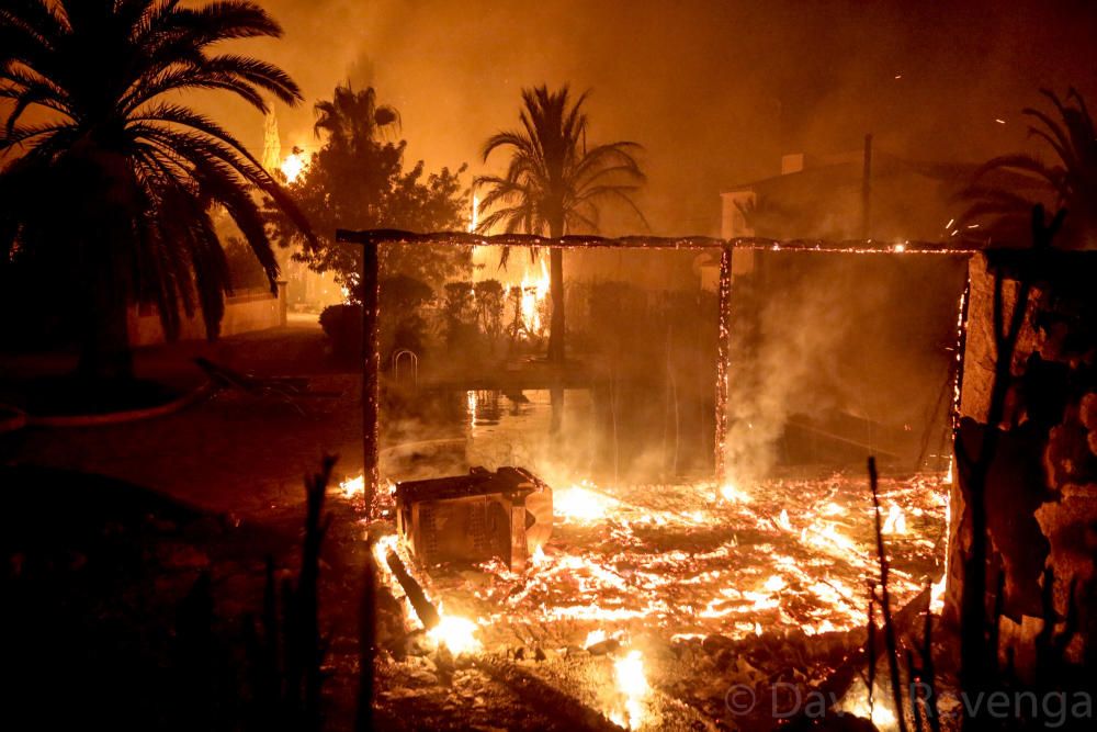 Desalojan a centenares de personas en Xàbia por un incendio que avanza sin control