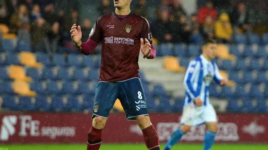 Berrocal se lamenta de una ocasión fallada ante el Deportivo Fabril en Pasarón. // Gustavo Santos