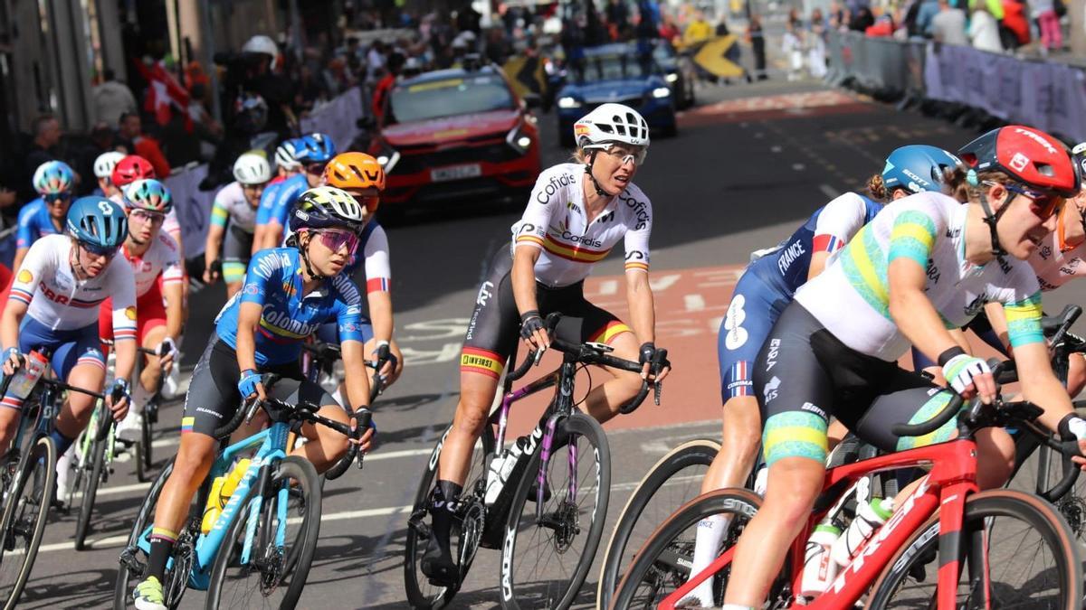 Mavi García, rodando en el primer pelotón en el circuito de Glasgow
