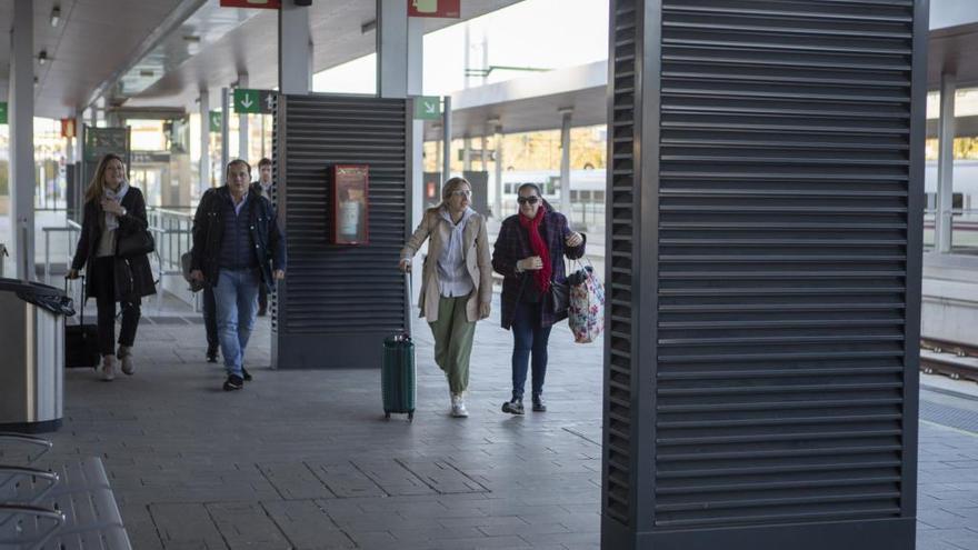 Viajeros en la estación de tren de la capital