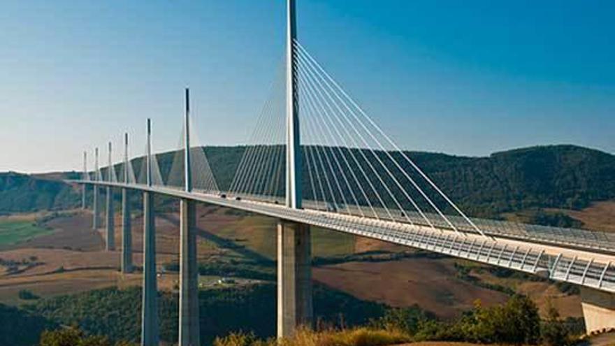 Puente sobre un valle.