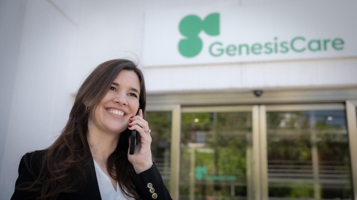 La cordobesa Cristina Cordón, delante de una unidad GenesisCare.
