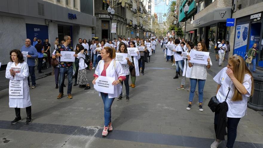 &#039;Marea Blanca, por la consolidación&#039; en la calle Triana en Las Palmas de Gran Canaria