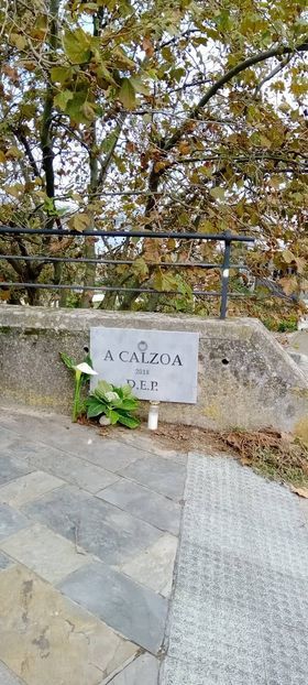 La lápida que han colocado en el muro de la playa de A Calzoa.