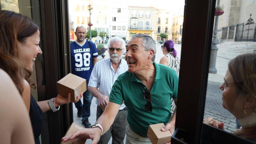 Tres horas esperando por la Soledad: La Crónica de Badajoz agota sus 500 tazas en media hora