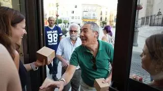 Tres horas esperando por la Soledad: La Crónica de Badajoz agota sus 500 tazas en media hora