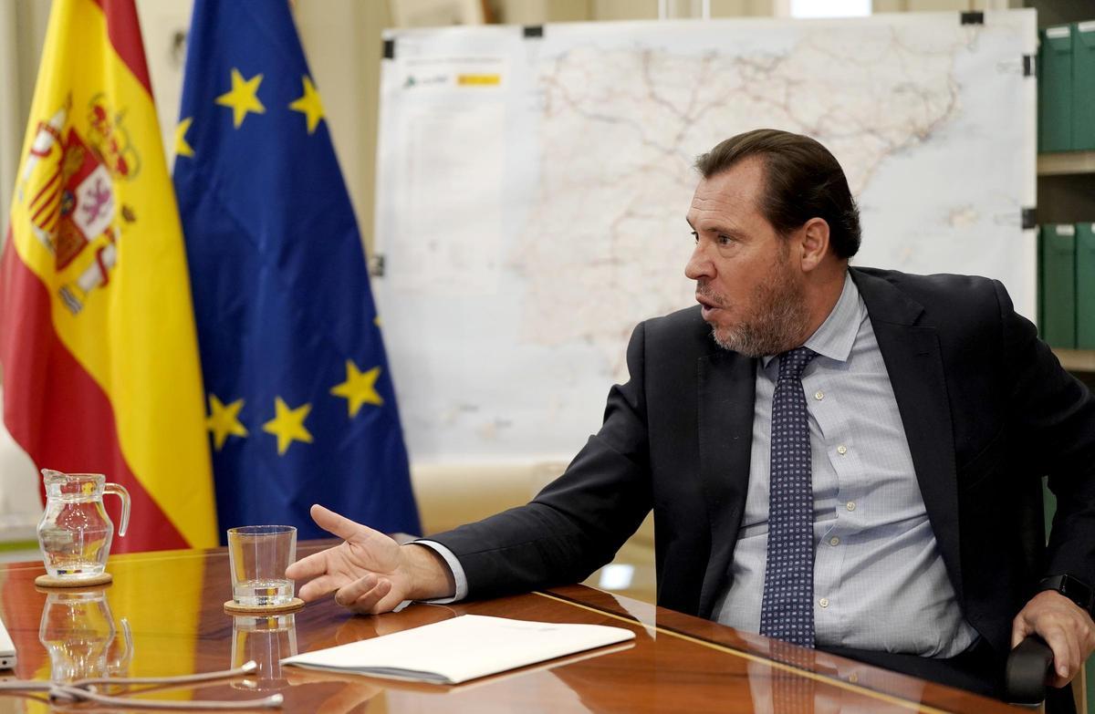 El ministro de Transportes, Óscar Puente, en uno de los despachos del departamento que dirige.