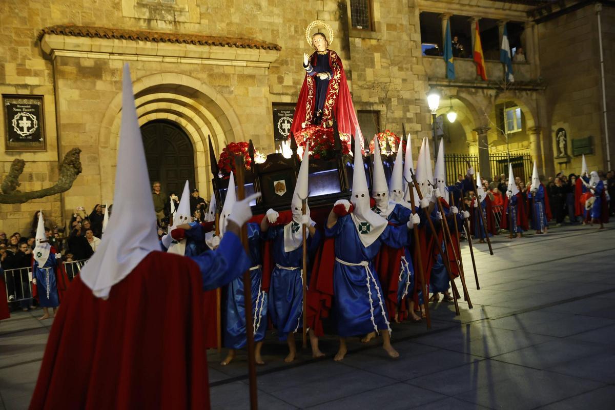 EN IMÁGENES: La multitudinaria procesión del Encuentro en Avilés