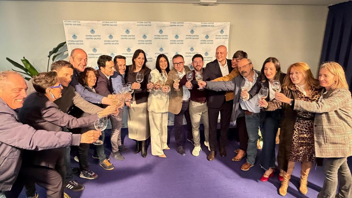 Brindis con autoridades y demás en el inicio de la cita.