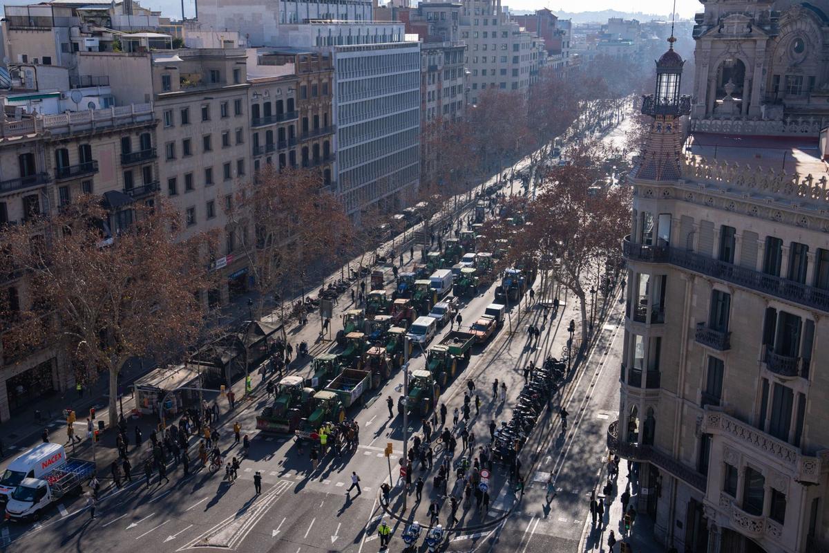 Tractores circulando por la Gran Via de Barcelona