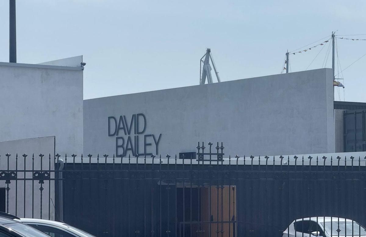 Instalaciones de la Fundación MOP en el muelle de la Batería con el letrero de la nueva exposición dedicada al fotógrago británico David Bailey.