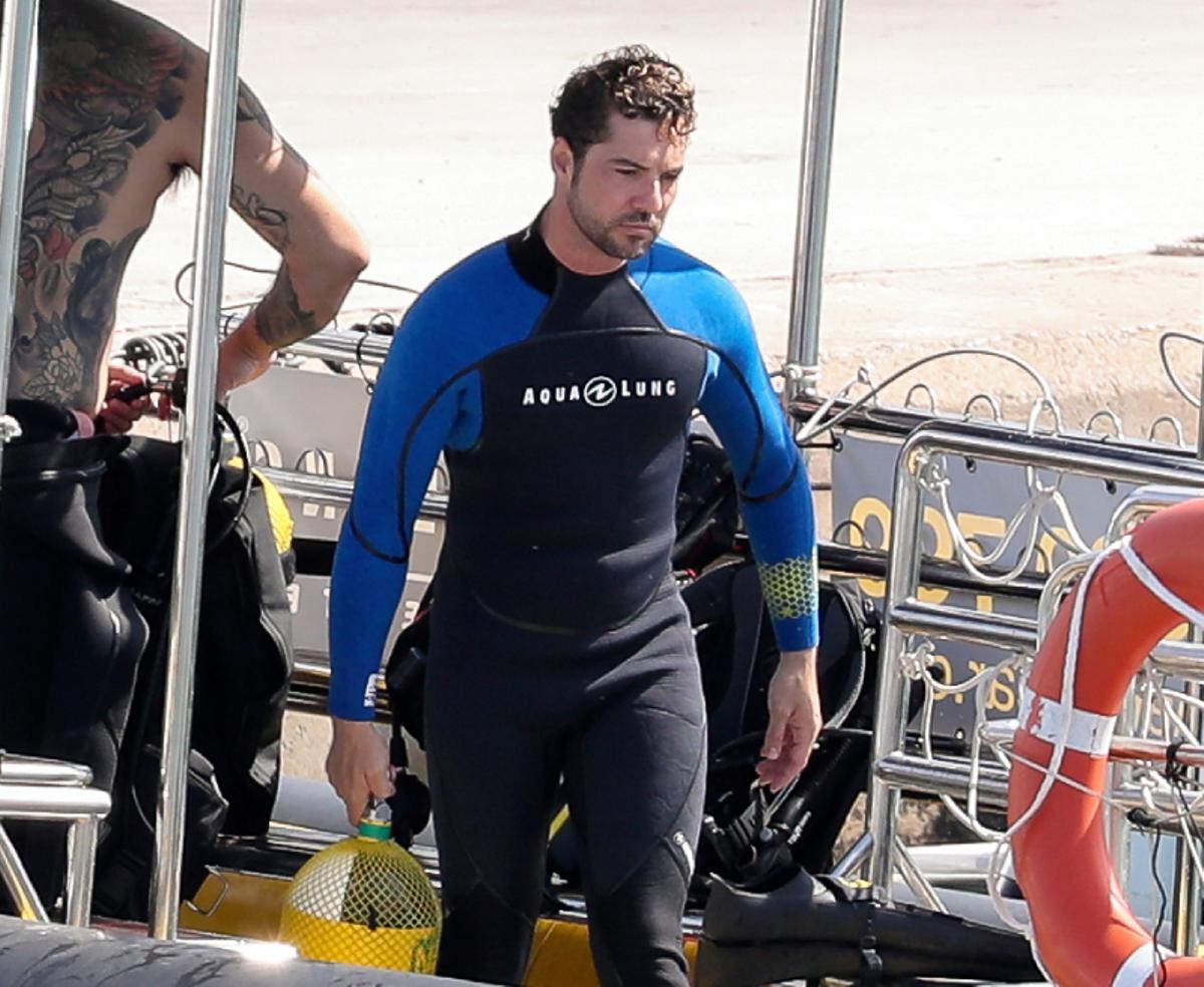 David Bisbal con un neopreno en la playa