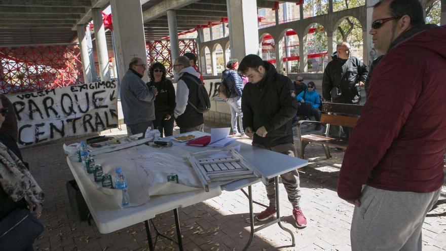 Los vecinos exigen al Ayuntamiento que &quot;desbloquee&quot; el Parque Central