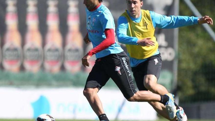 Roberto Lago persigue a Augusto durante un entrenamiento en A Madroa.  // Ricardo Grobas