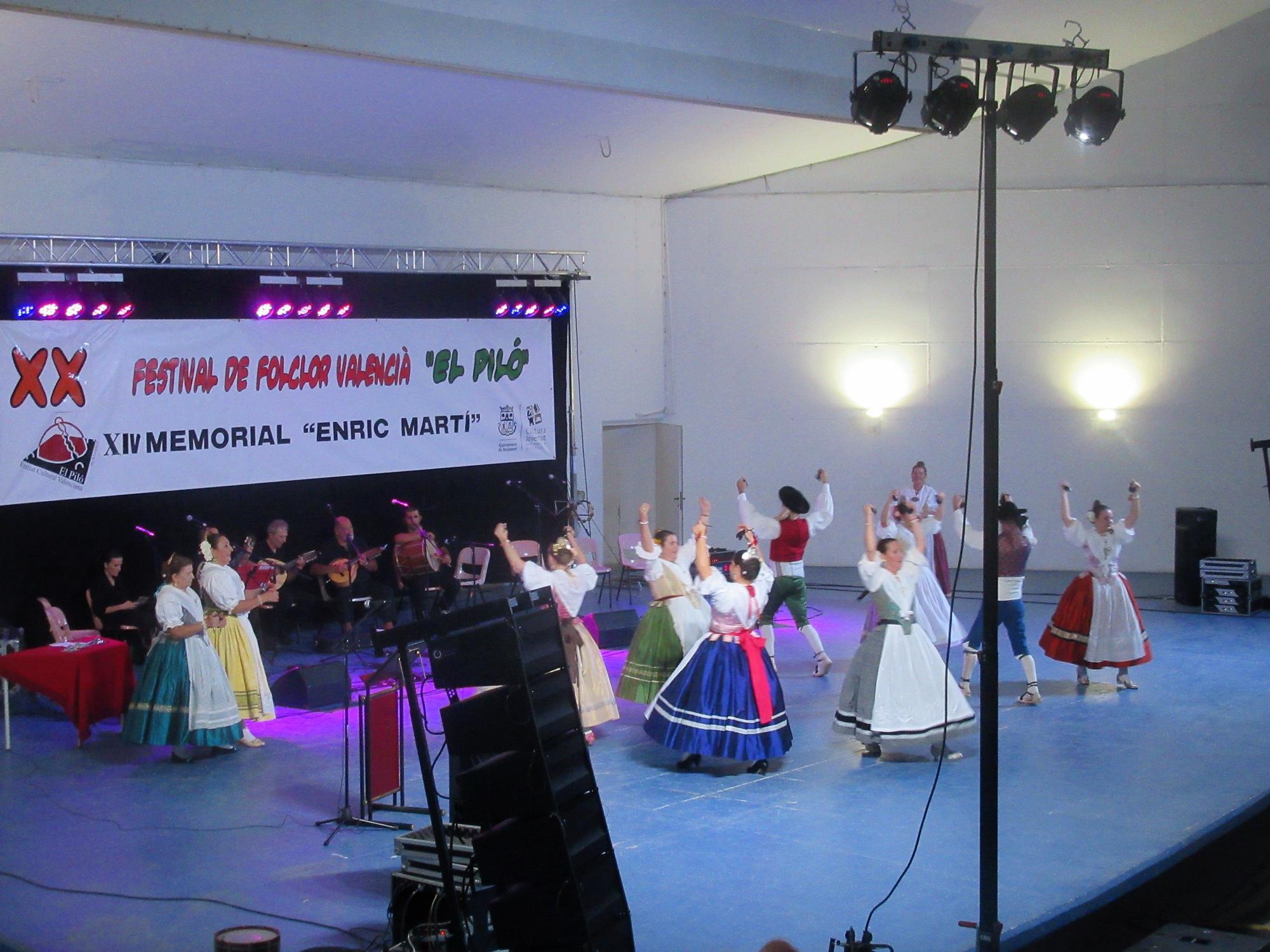 Actuació del Grup de Ball Dansaires del Tramusser d’Almussafes en el festival.