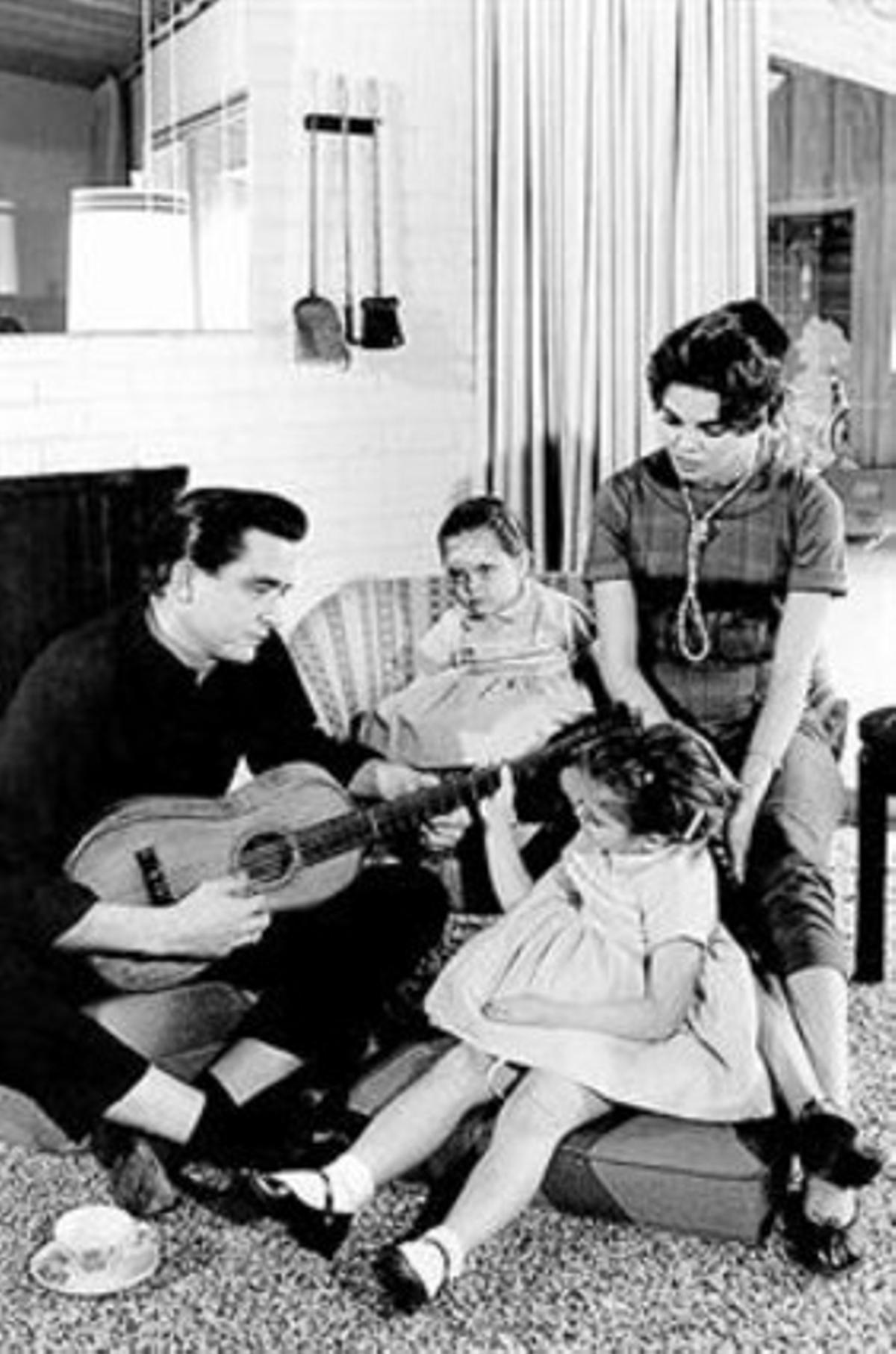 Rosanne Cash (la més petita), amb Johnny Cash, la mare, Vivian Liberto, i la germana, Katy, el 1957. Rosanne Cash (la més petita), amb Johnny Cash, la mare, Vivian Liberto, i la germana, Katy, el 1957.