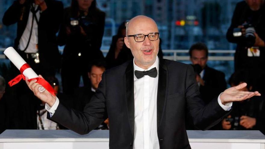 El español Juanjo Giménez recogiendo el premio al mejor cortometraje por &quot;Timecode&quot;.