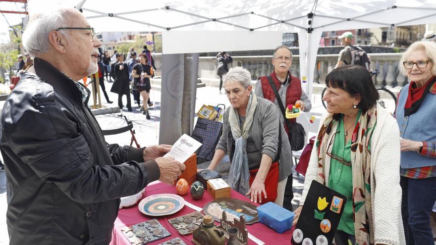 La taula informativa sobre el Parkinson situada ahir a la Rambla de Girona.