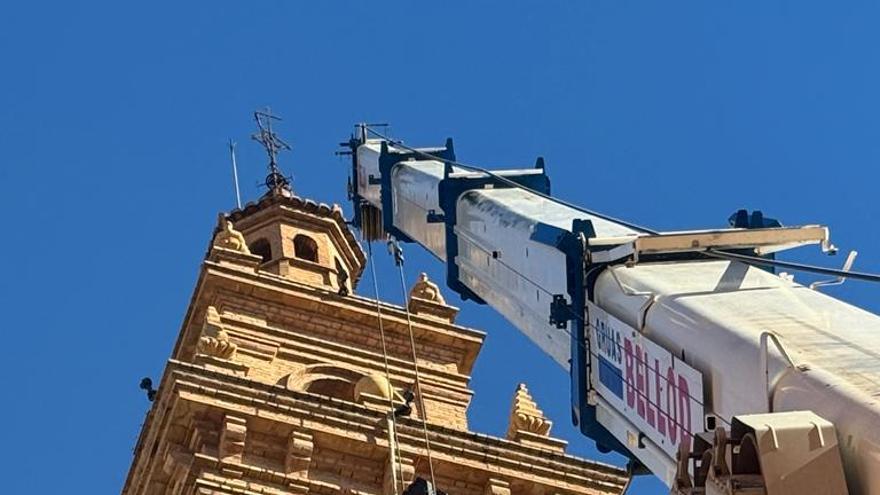 Descuelgan la campana  Santísimo Cristo de la Protección de Bétera para restaurarla