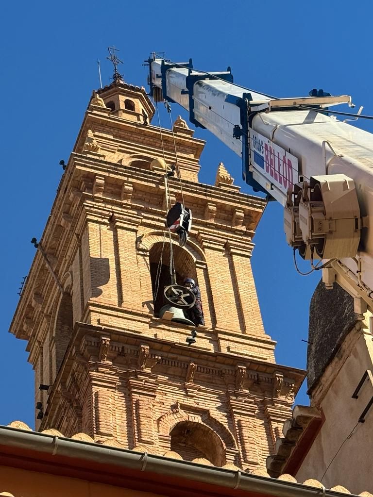 Descuelgan la campana  Santísimo Cristo de la Protección de Bétera para restaurarla