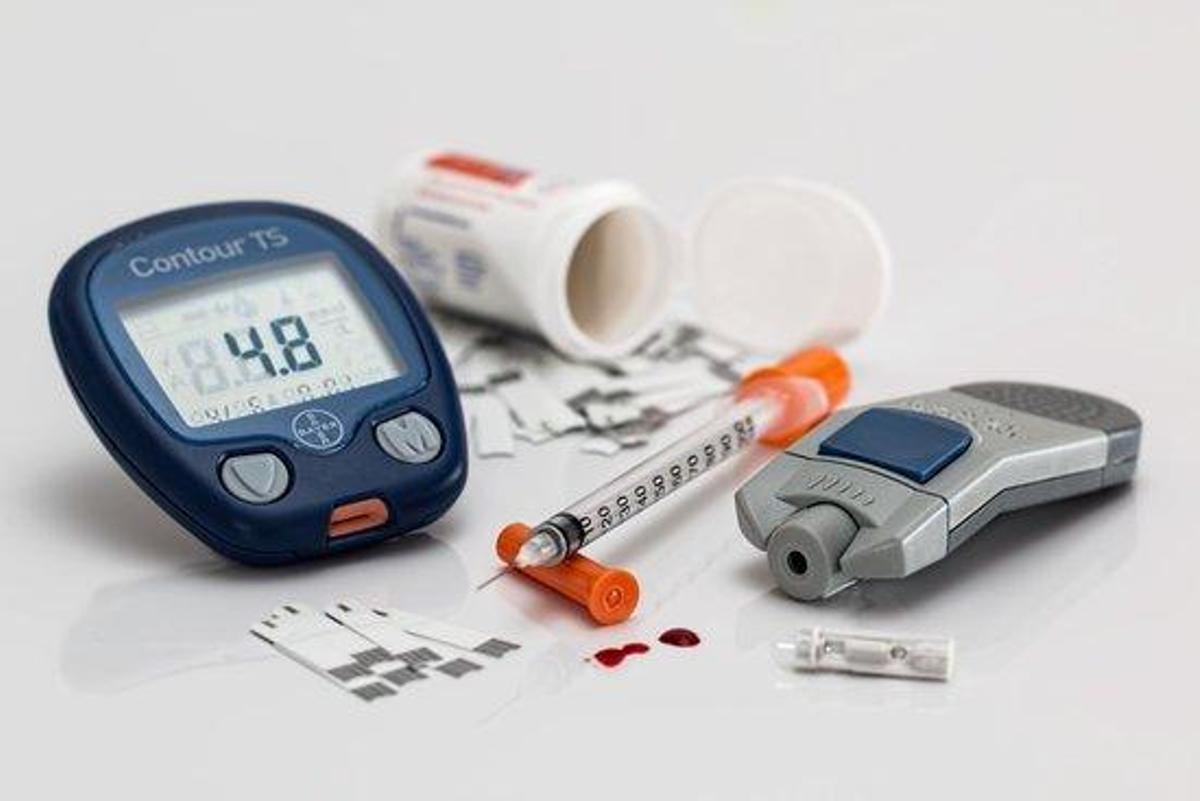Imagen de un monitor que mide la glucosa en sangree