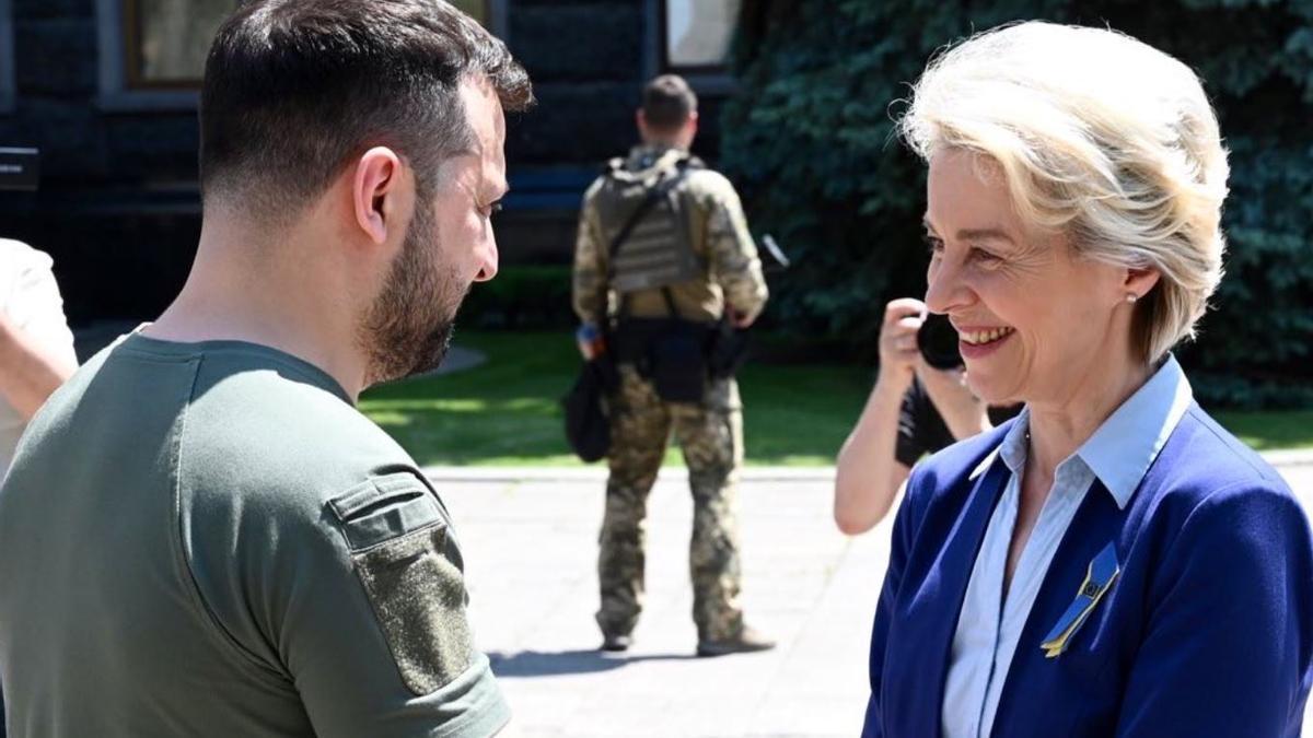 La presidenta de la Comisión Europea Úrsula von der Leyen visita a Zelenski en Ucrania.