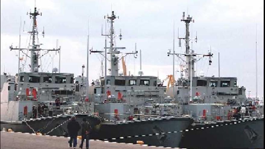 Los tres cazaminas de la Armada, amarrados ayer en el Puerto de Alicante