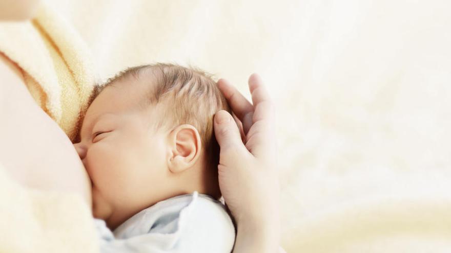 La OMS recomienda a las madres con coronavirus dar la lactancia con mascarilla