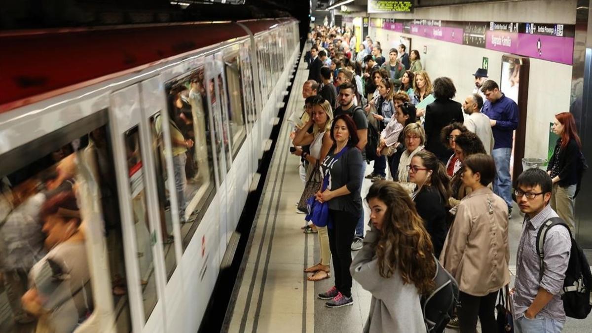 Los usuarios se quedan en el andén de la L-2 en Sagrada Família debido a que los vagones van llenos.