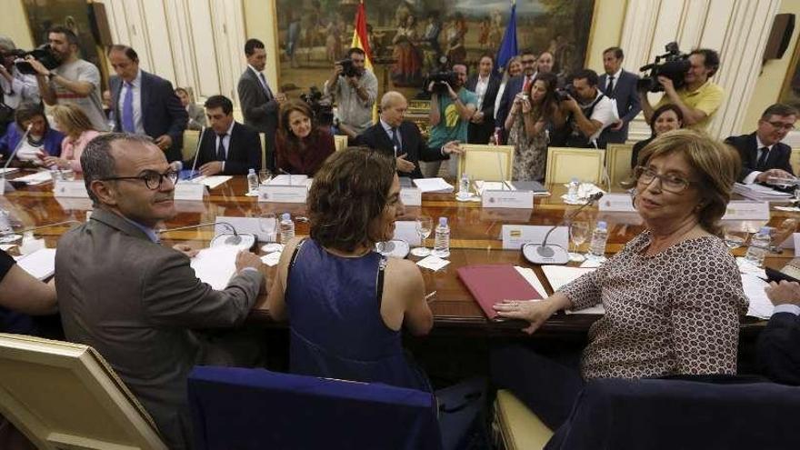 El conselleiro gallego (izquierda), con sus homólogos y frente al ministro Wert, ayer en Madrid.