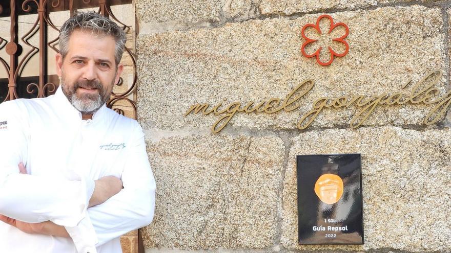 El chef ourensano Miguel González, a las puertas de su restaurante homónimo.  // FdV