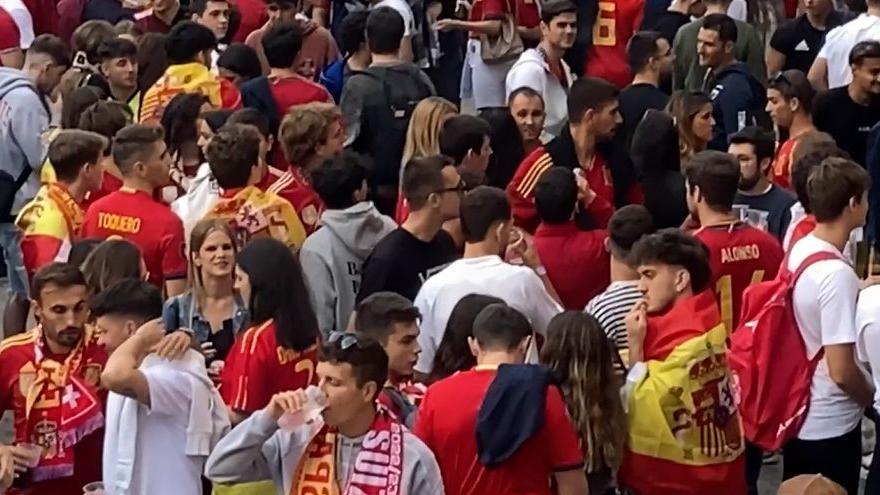 Miles de personas, en los alrededores de La Romareda antes del partido de la selección